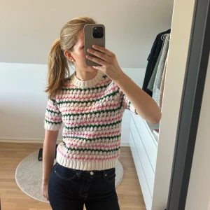 Färgglad stickad tröja med mönster - Så söt stickad t-shirt från Zara! Säljer då jag inte får användning för den. I använt men bra skick!❤️Hör av dig vid frågor! Skulle säga att den passar Xs/S
