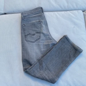 Grå replay jeans - Grå replay jeans. Stl 152-158. Passform regular fit. Mycket bra skick. Nypris 800.