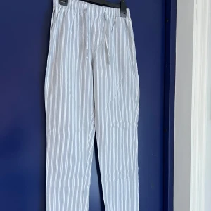 Ljusblå randiga pyjamasbyxor  - Snygga till sommaren! Storlek XS herr🙌🙌