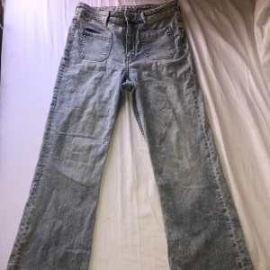 Yellow wash 70s jeans  - Säljer ett par jeans från H&M. Färgen är mest lik bilderna 3,4,5.