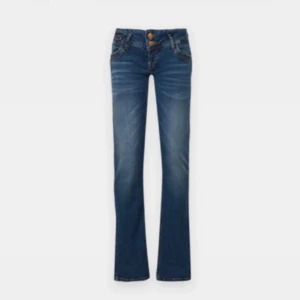 Blå jeans från LTB - Säljer ett par snygga lågmidjade jeans från LTB som jag aldrig använt. Säljer då de inte sitter så bra på mig ❤️ Skriv om ni har frågor eller funderingar! ❣️