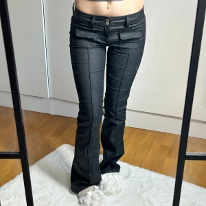 Nelly lågmidjade Skinnbyxor Low Waist Bootcut Pocket Jeans - Helt slutsålda. Nypris 699kr. Storlek s.  Innerbenslängd:72-73. Midjemått33 stretch till 40. Byxorna är möjligtvis uppsydda. Jag köpte de dock med denna innerbenslängd så inget jag gjort själv. Jag på bilden bär ett par i storlek xs och full längd. De på de två sista bilderna är de jag säljer. Köp sker via köp nu, jag postar inom 24h. Kvar tills markerad såld 