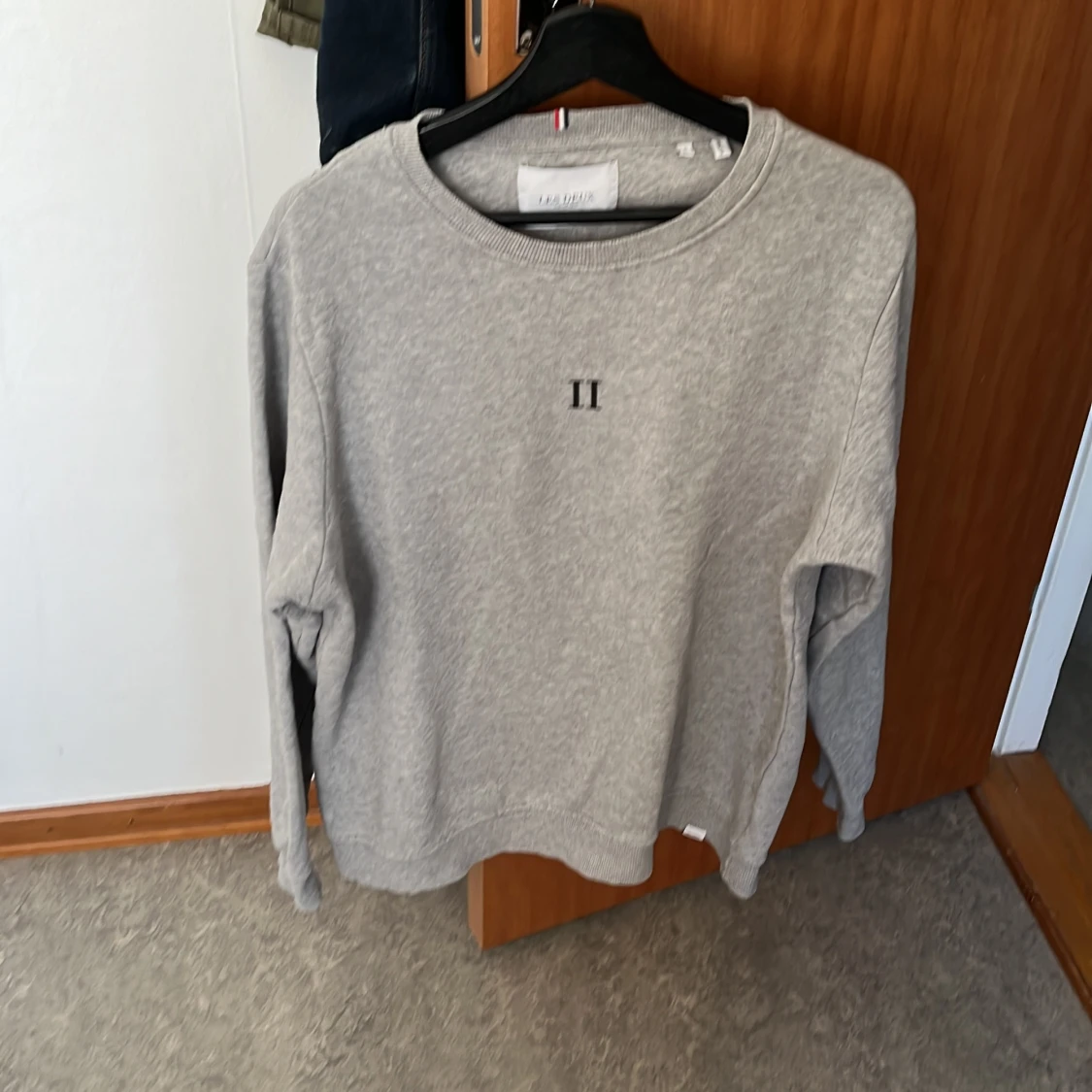 Grå sweatshirt från Les Deux - 1