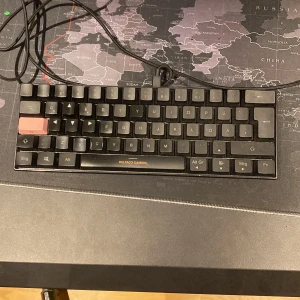 Svart tangentbord från Deltaco Gaming - Säljer ett kompakt svart tangentbord från Deltaco Gaming med RGB-belysning. Tangentbordet har en USB-anslutning och en unik rosa Escape-tangent. Perfekt för gaming och skrivbordsarbete. Nypris 690 kr. Säljes för 350 kr. Paketstorlek 35 gånger 15 cm.