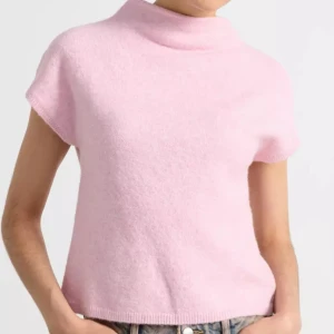 Rosa stickad topp - Så fin rosa stickad topp med korta ärmar från lindex. Slutsåld och använd fåtal gånger. Priset går att diskuteras! Köpt för 300kr