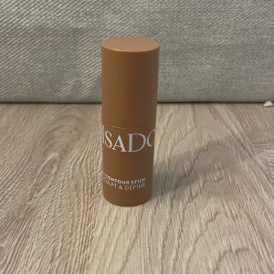 Contour Stick från IsaDora - IsaDora Contour Stick i nyansen 34 Dark Almond.  Säljer då den inte är i rätt färg. Bara använd ett fåtal gånger. Nypris 159kr