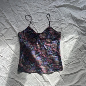 Mönstrad linnetopp med tunna axelband - unik snygg och färgglad linnetopp med paisleymönster och tunna axelband. 