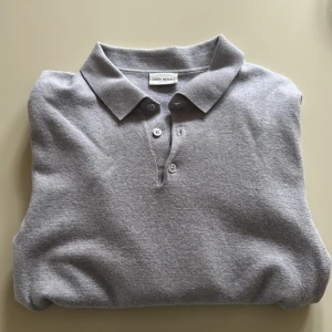 Grå pikétröja från John Henric - En långärmad pikétröja i 100 % merino ull från John Henric. Den är i bra skick 8/10