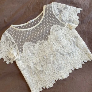 Vit spetsblus Ida Sjöstedt  - Spetsblus från Ida Sjöstedt. Knappt använd 🤍