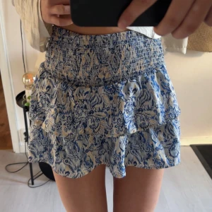 Volang kjol - Jätte söt blå volang kjol med snyggt mönster.           Kjolen är från Gina Tricot i storlek 142/156 men passar perfekt på mig som bär xs! 