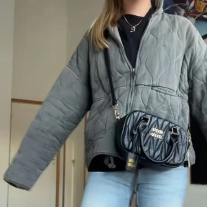 Grå quiltad jacka från Zara - Säljer en snygg grå quiltad jacka från Zara. Ljuset är lite mörkare på de andra bilderna där av ser jackan lite mörkare ut💕