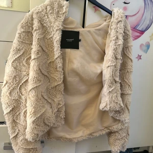 Beige teddyjacka från Vero Moda - Mysig beige teddyjacka från Vero Moda i storlek XS. Fint skick! 