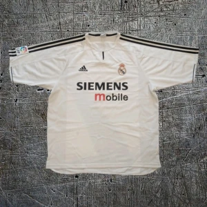 Vintage Real Madrid 2003/2004 match tröja  - En äkta klassiker från säsongen 2003-2004. Tröjan är äkta och i fint skick! 