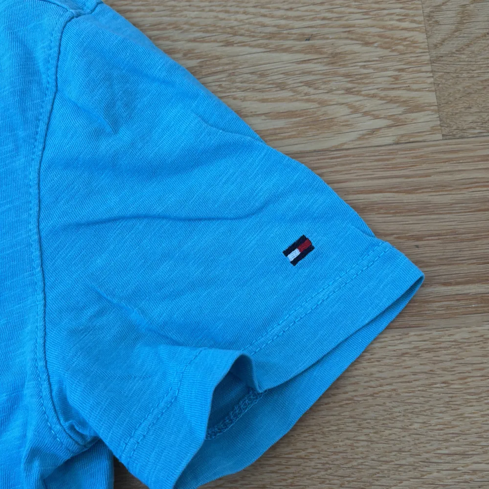 Snygg blå t-shirt från Tommy Hilfiger i ekologisk bomull. Den har korta ärmar och ett stort tryck med logotypen på framsidan. Perfekt för en avslappnad stil.. T-paidat.