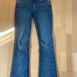 Blå bootcut jeans från Junkyard - Snygga blå bootcut jeans från Junkyard i storlek XS. Jeansen är näst intill helt nya och är tillverkade i denim med en lätt tvättad look.