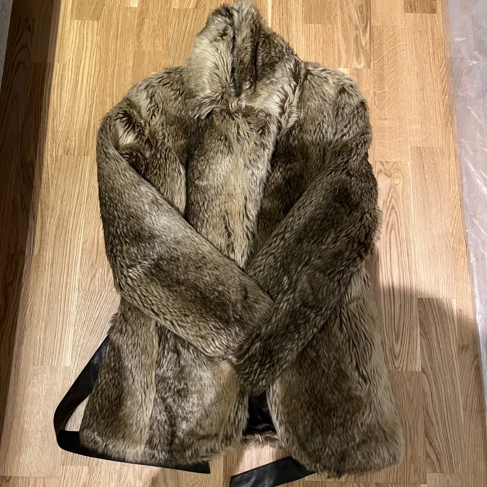 Säljer en elegant jacka från Kappahl i storlek 36/38. Denna snygga jacka är perfekt för att lägga till en touch av lyx i din garderob. Den är tillverkad av mjuk och lyxig faux fur, och har en perfekt passform. Jackan är helt ny med etiketter kvar. Den är perfekt för både vardag och fest. Missa inte chansen att äga denna fantastiska jacka. Hör av er för mer info/bilder. PRIS KAN DISKUTERAS! . Takit.