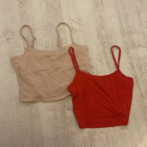 Beige och röd linnetopp från 157 och Slin - Två stilrena linnetoppar i beige och röd färg. Den beige toppen är från märket 157 och den röda från SHEIN . Båda är tillverkade i en mjuk bomullsblandning med elastan för extra komfort. Perfekta för varma dagar eller som lager under andra plagg. Går att köpa för sig 