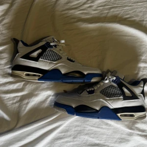 Nike Air Jordan 4 motorsport - Jordan 4 motorsport. Storlek 42. Använda fåtal gånger så de är i bra skick. Skriv vid frågor. Box finns inte. 