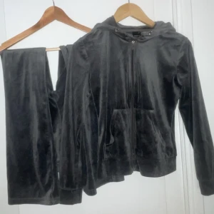 Grå velour hoodie med byxa - Byxan har storlek xxs. Hoodien har storlek xs