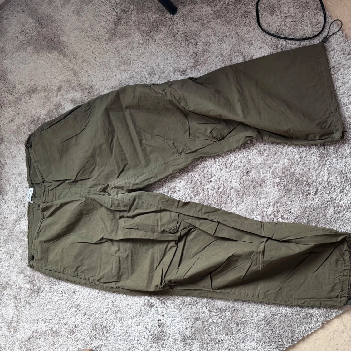 Olivgröna parachute byxor från Pull&Bear - 1