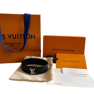 L🅾️uis-vuttion  - Säljer ett as fet armband som passar perfekt nu inför en stilren outfit 