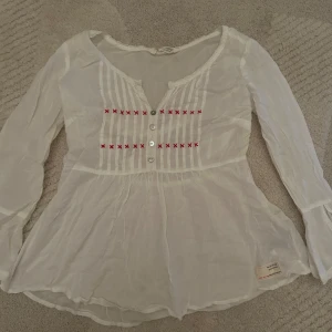 Sommar vit blus - Broderad Vit button up blus från odd molly