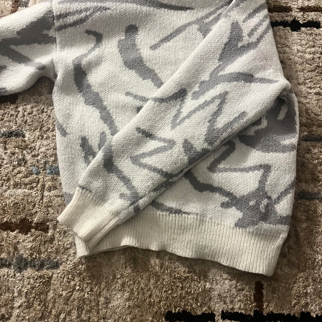Grå och vit stickad tröja - 2