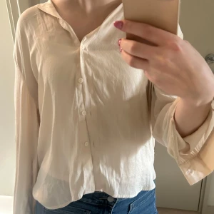 Beige blus med knappar - Jättefin beige blus med leopard mönster. Ingen storlek men passar ca S/M