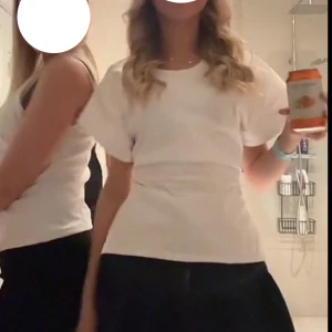 Vit blus med knytband - Säljer denna topp från zara som är använd 2 gånger. Den har lite utåtsvänga armar och har knyte. Passar bra till både kjol och byxor.💕