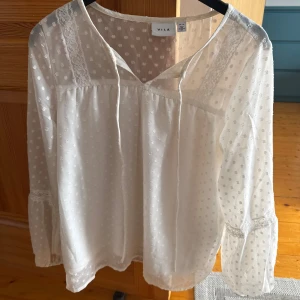 Vila blus - En fin blus som knappt har används, fin att ha nu när de snart är sommar. Blusen är o storlek S