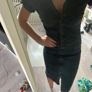 Jeansklänning - Jättefin jeansklänning i lite tunnare jeanstyg så man inte blir för varm nu när solen äntligen kommit fram☀️😍Passar storlek S/M!!