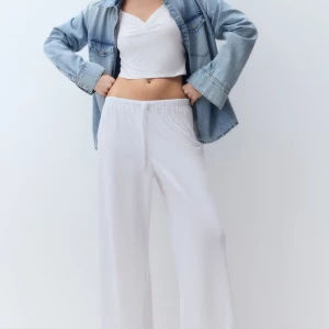 Vita linnebyxor  - Säljer ett par vita vida byxor med elastisk midja. Perfekta för en avslappnad stil och kan enkelt matchas med olika toppar. Byxorna har en luftig passform som ger en skön känsla. Byxorna är ifrån hm i storlek S