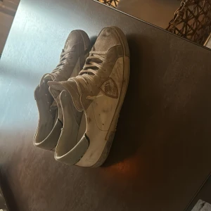 Philip model skor | skriv prisförslag! - Ett par philip model skor, dom är ganska slitna och har ett litet hål där nere. Kan kanske gå ner lite i pris 🏆 