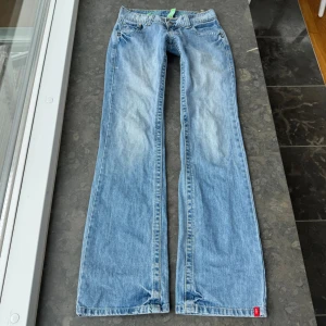 Lågmidjade jeans  - Jätte snygga jeans som tyvärr inte passar mig och har därför ingen bild på! Midjemått tvärsöver: 38cm Midjehöjd: 16cm Innerbenslängd: 85cm💕