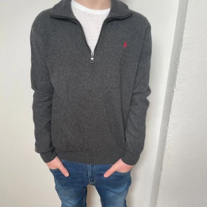 Merinoull Half Zip Ralph Lauren  - Tja! Säljer den här skitsnygga Ralph Lauren merinoull half zipen• Storlek XS• Skick 9/10• Färg Mörkgrå• Nypris cirka 1300 nu endast för 599kr! Hör av er vid minsta lilla fråga eller fundering! Modellen är cirka 165cm lång! 