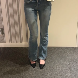 Blå bootcut jeans från Gina - Snygga blå bootcut jeans med klassisk design. Perfekta för en avslappnad stil. De har en normal passform och är tillverkade i jeansmaterial. Pris går att diskutera!