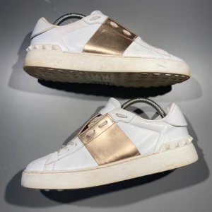 Valentino Skor - Hej! Säljer nu mina skor från märket Valentino, storlek 39.5, bra skick. Givetvis äkta, Tveka inte på att höra av dig om du har frågor eller funderingar kring skorna!