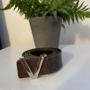 Valentino belte - Selger et fint Valentino belte, vet ikke når det ble kjøpt. Hullene er godt brukt men funker som det skal. Send melding hvis du lurer på noe🙂