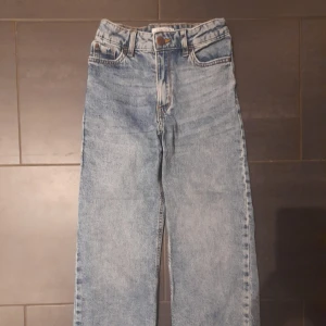 Jeans - Det här är blåa jeans från lindex i storlek 128. De är i bra skick. Passar perfekt till våren. Skickar endast med spårbar frakt 💕