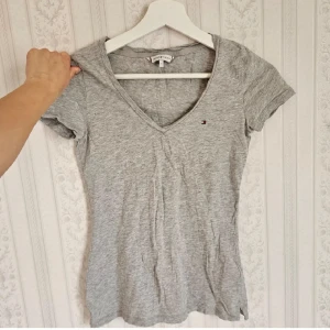 Tommy hilfiger tshirt - Tshirt från Tommy Hilfiger🥰 Lite skrynklig av att ha legat i garderoben men endast använd ca 2 gånger. Inga defekter - mycket bra skick!