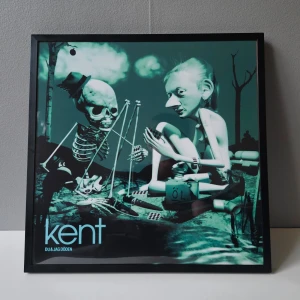 Kent - Albumaffisch, 31.5x31.5cm - Kent - Du & jag döden albumaffisch, 31.5x31.5cm   Helt ny - Passar bra i IKEAs tavelram Lomviken!  Tryckt på glossy 240gr papper  Skickas i papprulle - Ramen ingår inte!