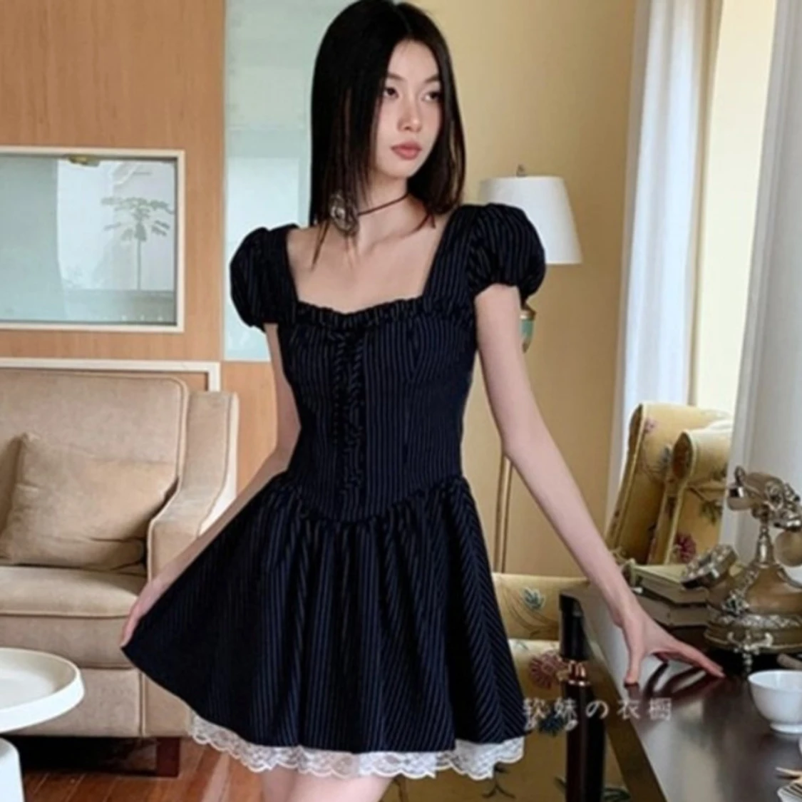 Mörkblå randig klänning