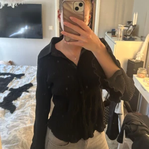 Svart blus  - Svart blus/skjorta med textur i tyget