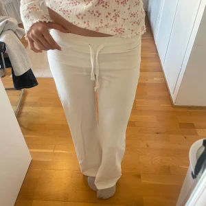 Vita mjukisbyxor med snörning - Säljer ett par vita mjukisbyxor med snörning i midjan. Byxorna har en avslappnad passform och är perfekta för en bekväm dag hemma. Mjukis byxorna är från Gina Tricot i storlek S