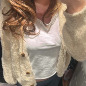 Beige fluffig kofta - Säljer en jätte mysig kofta som jag köpte på en marknad utomlands💕på etiketten står det strö L men den sitter som strl S. Skrib till mig vid frågor!