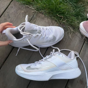 Tennis skor  - Säljer dessa tennis skorna i modellen Nike vapor PRO. I stl 37,5. Funkar även perfekt till paddel och annan träning💕🙌🏽