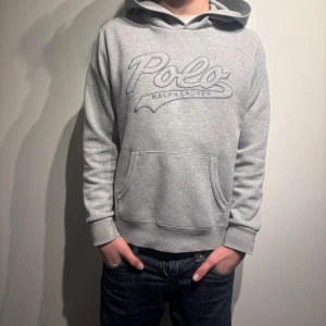 Grå hoodie från Ralph Lauren - Riktigt snygg polo Ralph lauren hoodie för ett riktigt bra pris! Inga fläckar eller hål och den är storlek XS. original pris 2600 kr säljs för 799 kr. Skriv om ni har några frågor eller prisförslag!
