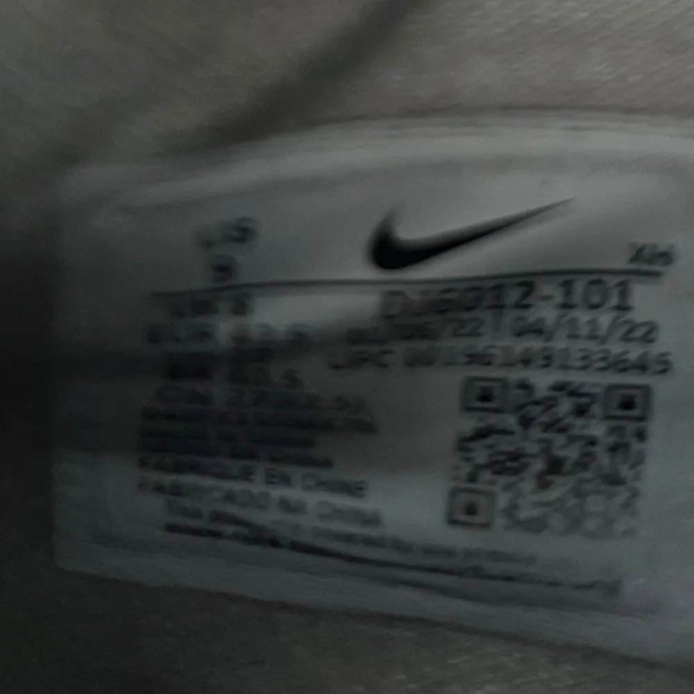 Bra skick! Säljer ett par Nike sneakers i svart och beige med en stilren design. Skorna har snörning och en rund tå, perfekt för en sportig look. Sulan har ett unikt mönster för bra grepp.. Kengät.