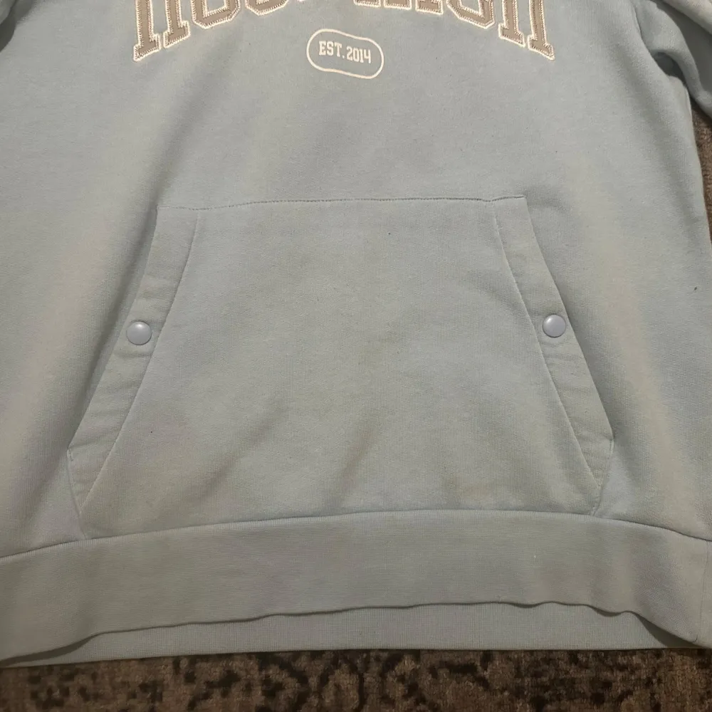 Hoodrich hoodien ska säljas då den inte kommer till användning, den passar fint med många olika looks och är varm och bekväm, skriv gärna vid intresse!. Neuletakit & Villapaidat.
