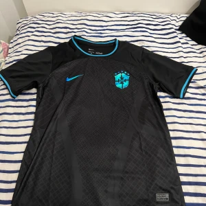 Brazil tröja - Säljer en snygg svart blå brazil tröja från nike. Riktigt stilren och fräsch, Perfekt för sommaren. Helt oanvänd 